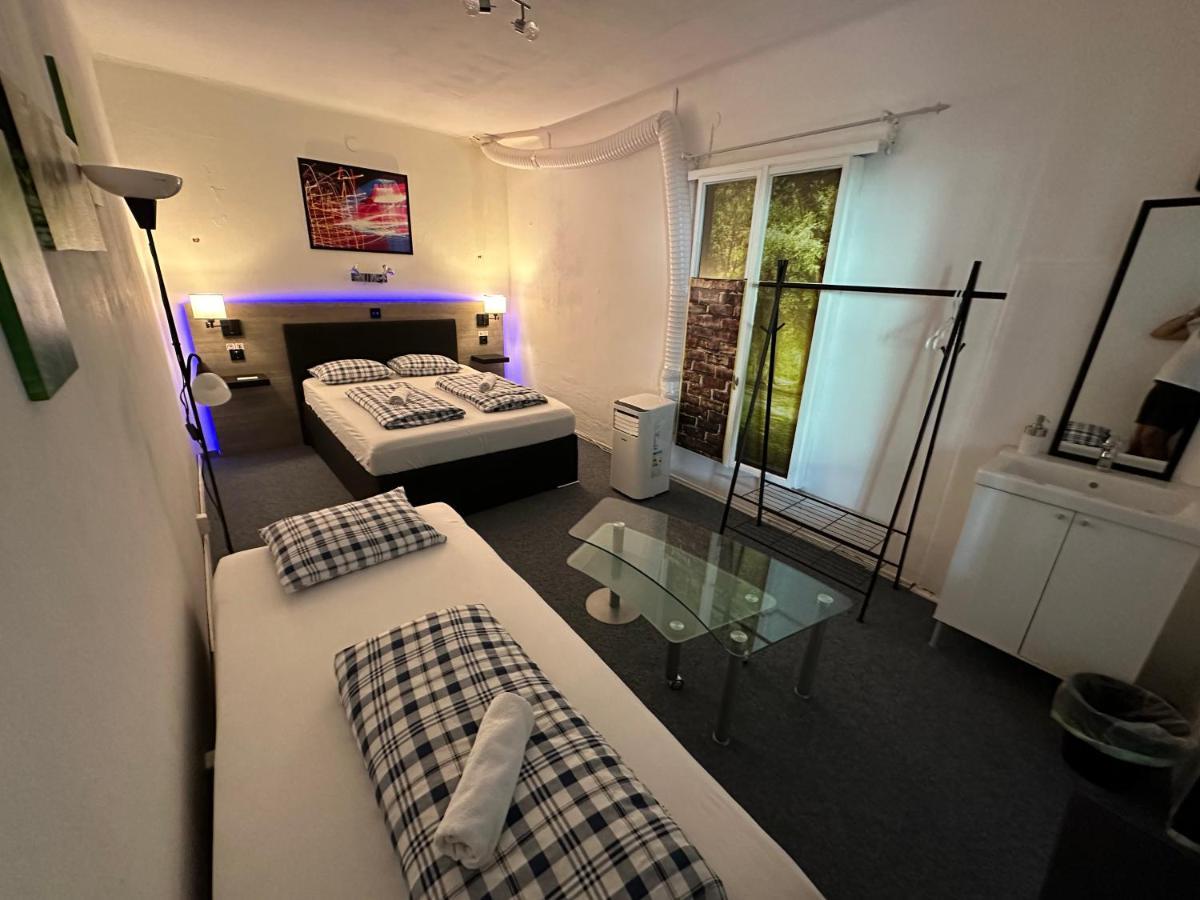 Hostel Lovely Rooms, City Center, Shared Bathroom, Windows To Corridor Villach Exteriör bild