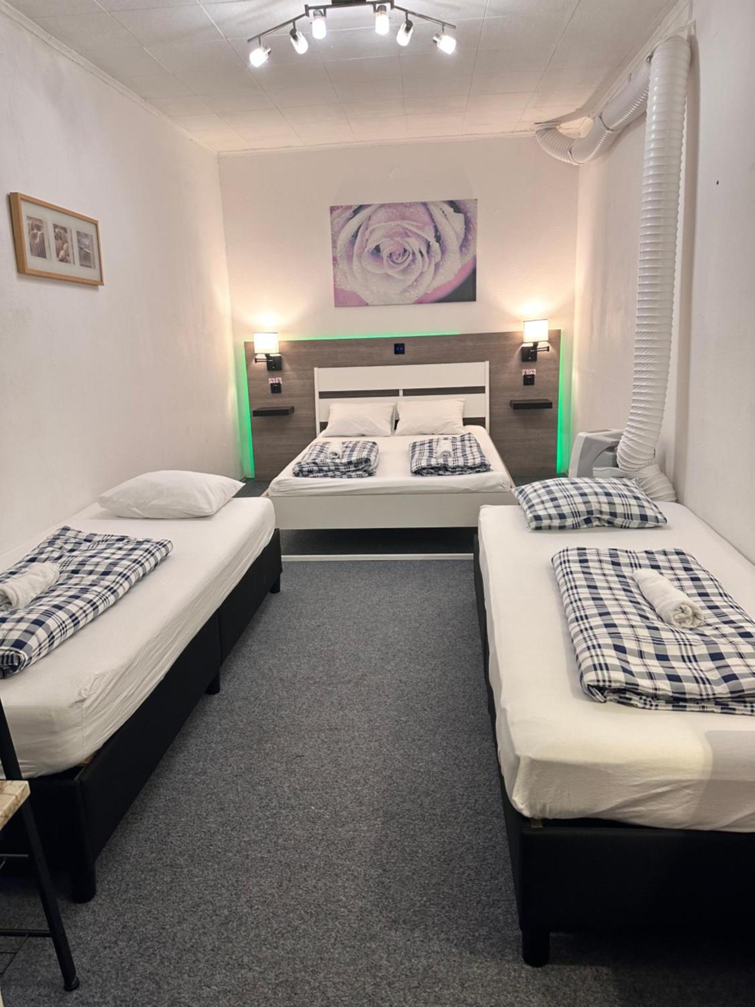 Hostel Lovely Rooms, City Center, Shared Bathroom, Windows To Corridor Villach Rum bild