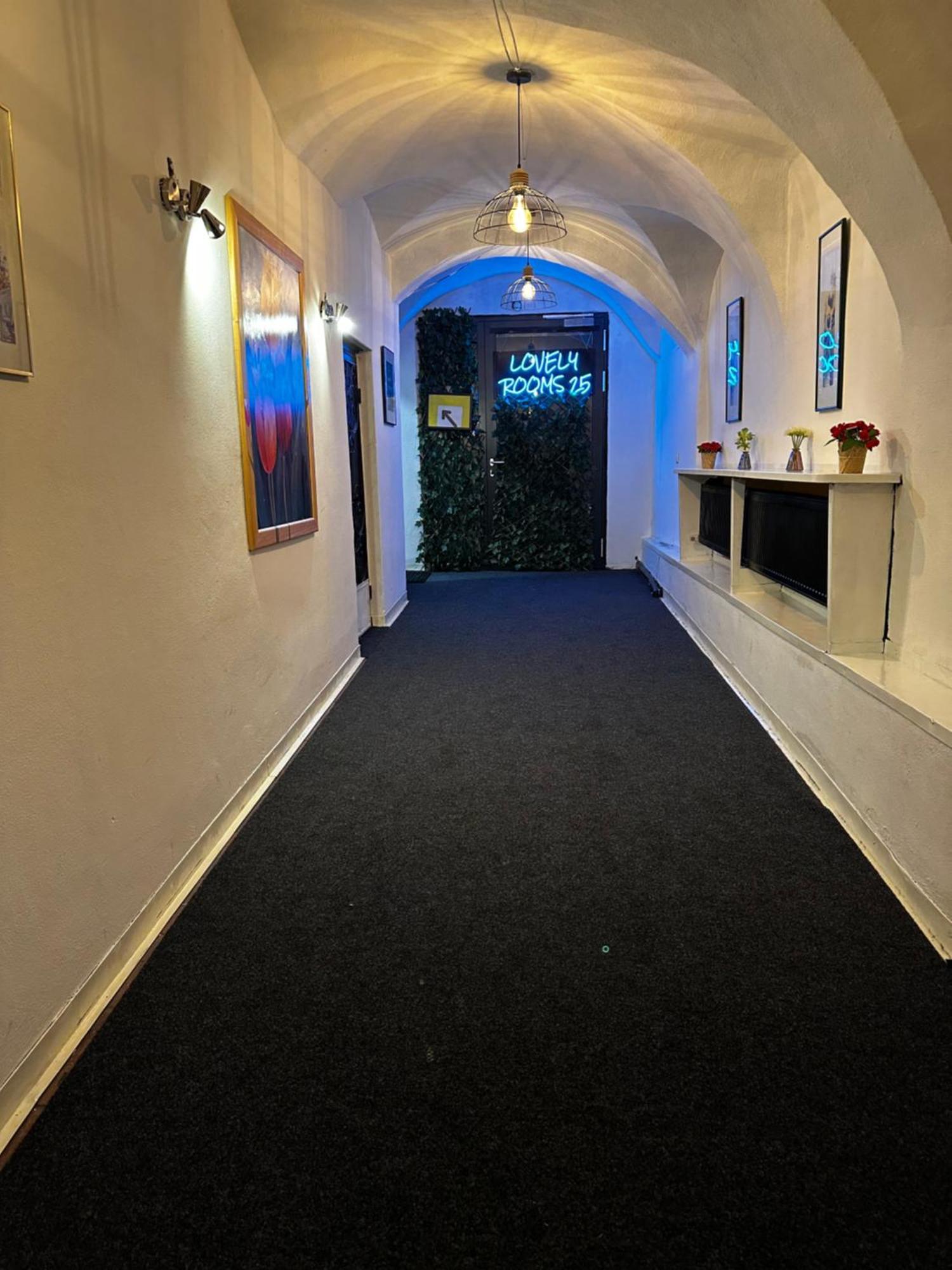 Hostel Lovely Rooms, City Center, Shared Bathroom, Windows To Corridor Villach Exteriör bild