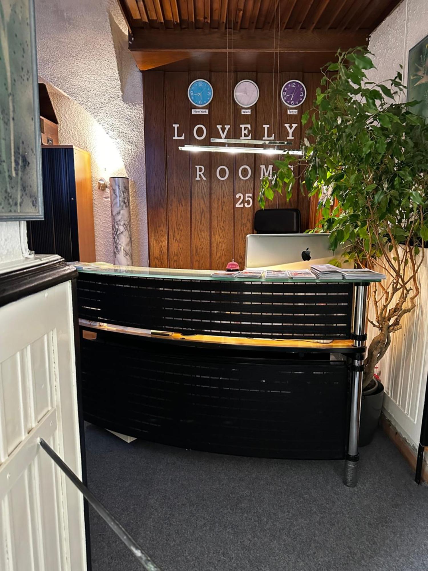 Hostel Lovely Rooms, City Center, Shared Bathroom, Windows To Corridor Villach Exteriör bild