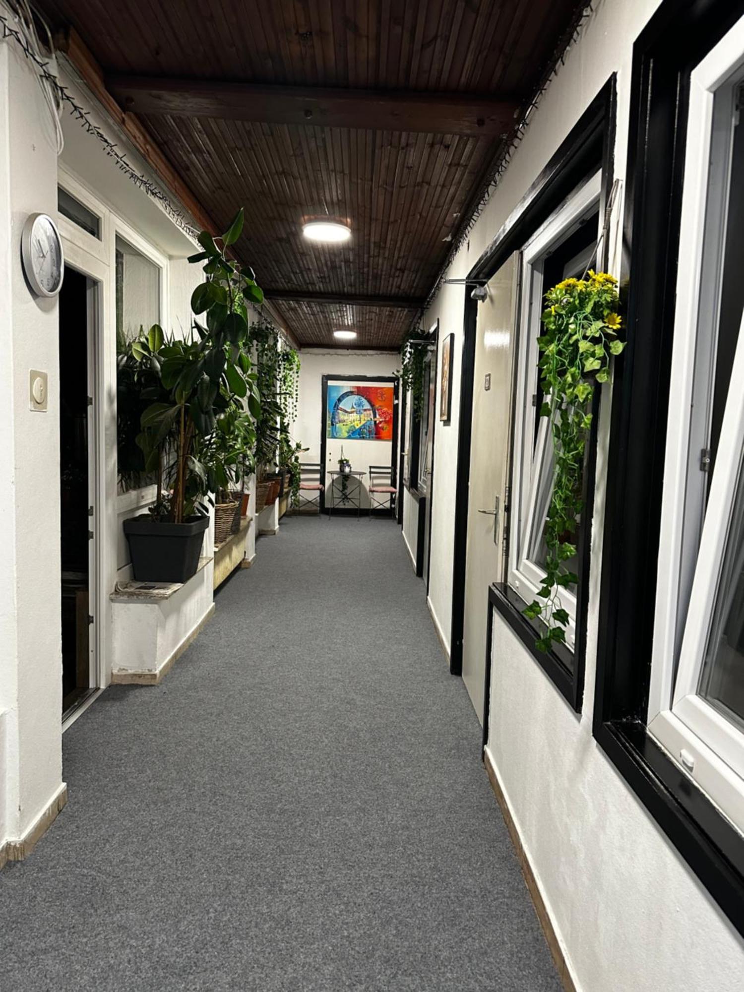 Hostel Lovely Rooms, City Center, Shared Bathroom, Windows To Corridor Villach Exteriör bild